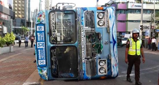 Seven people injured in Bambalapitiya bus accident